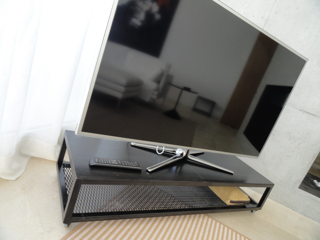 Mueble T.V. Hierro con Rejilla y con Ruedas - El Taller de Carola